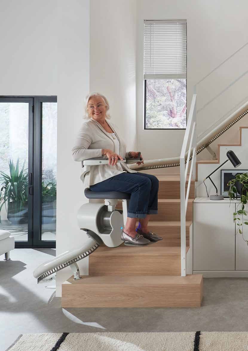 flowx frau auf kurventreppenlift